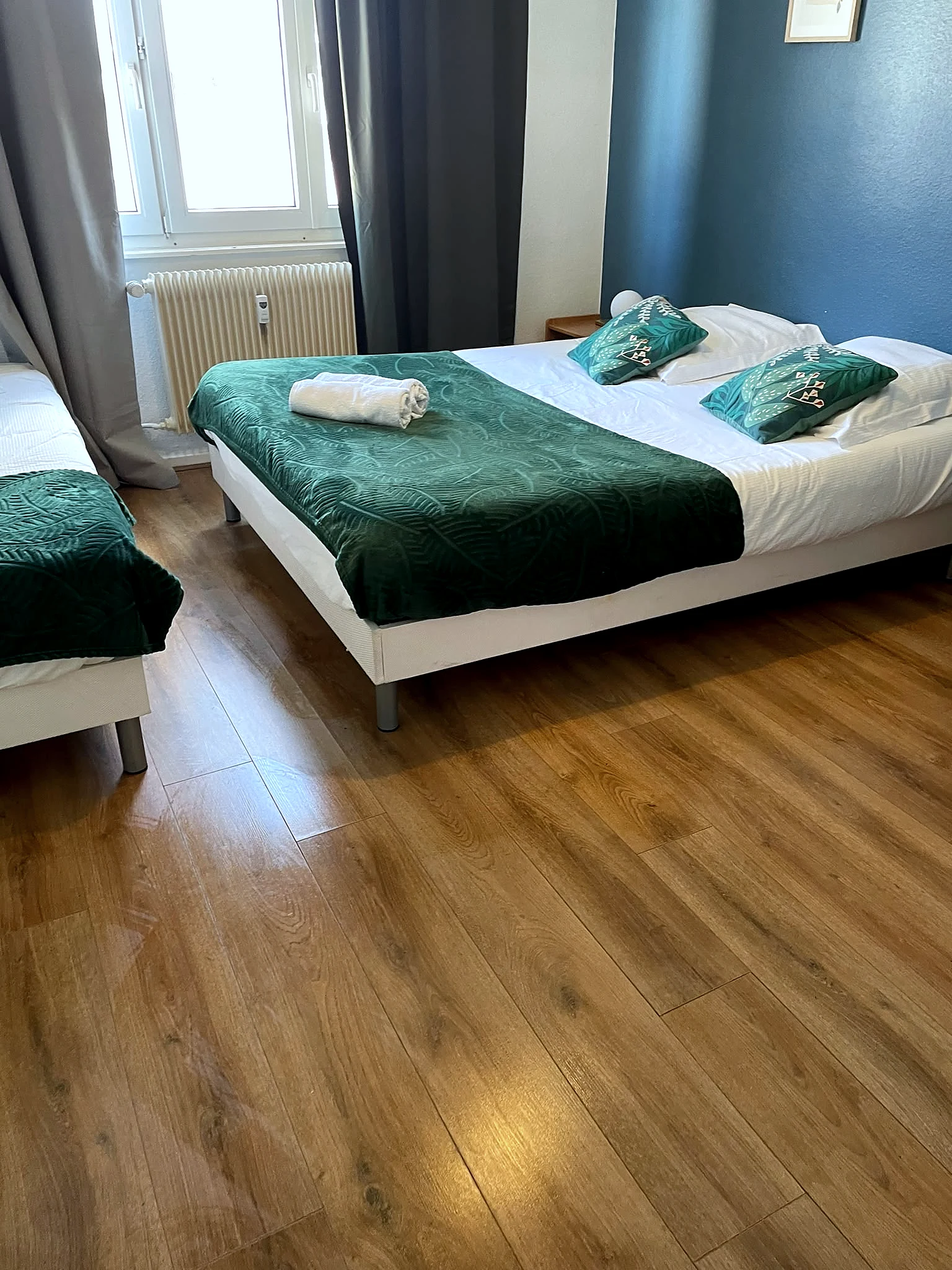 Chambre twin avec parure verte préparée pour location courte durée – Strasbourg