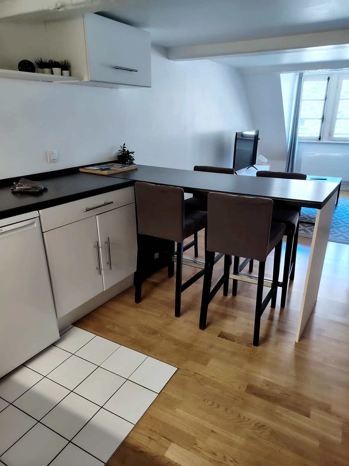 Cuisine ouverte avec plan noir nettoyée pour Airbnb – JG67 Services Strasbourg