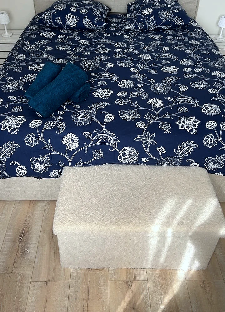 Parure de lit fleurie bleue après ménage Airbnb – JG67 Services Strasbourg