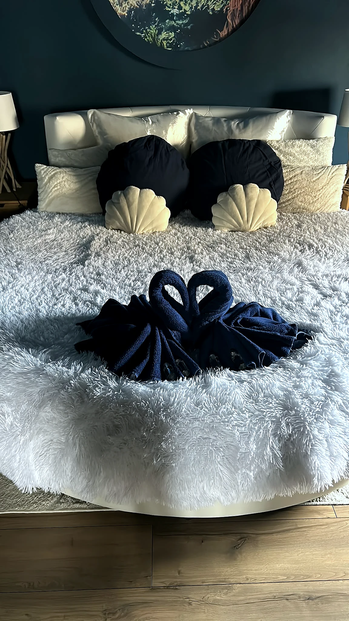 Lit rond avec décoration serviettes en cygnes – Ménage Airbnb Strasbourg JG67 Services