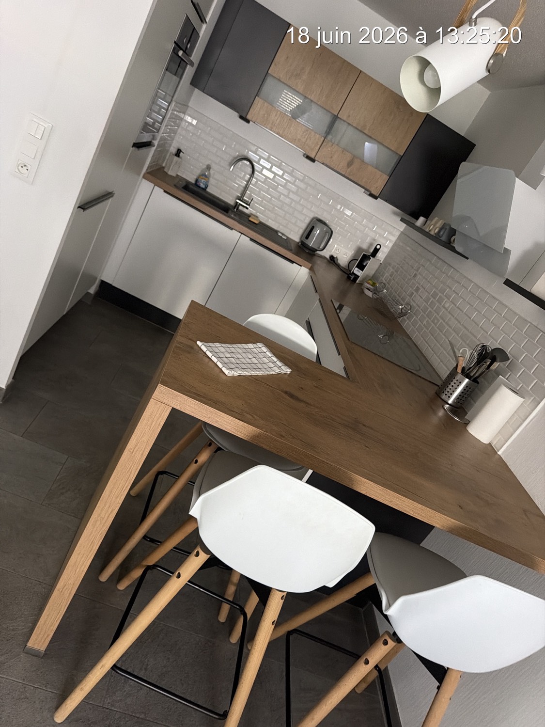 Cuisine équipée avec crédence métro et coin repas scandinave – Ménage Airbnb Strasbourg