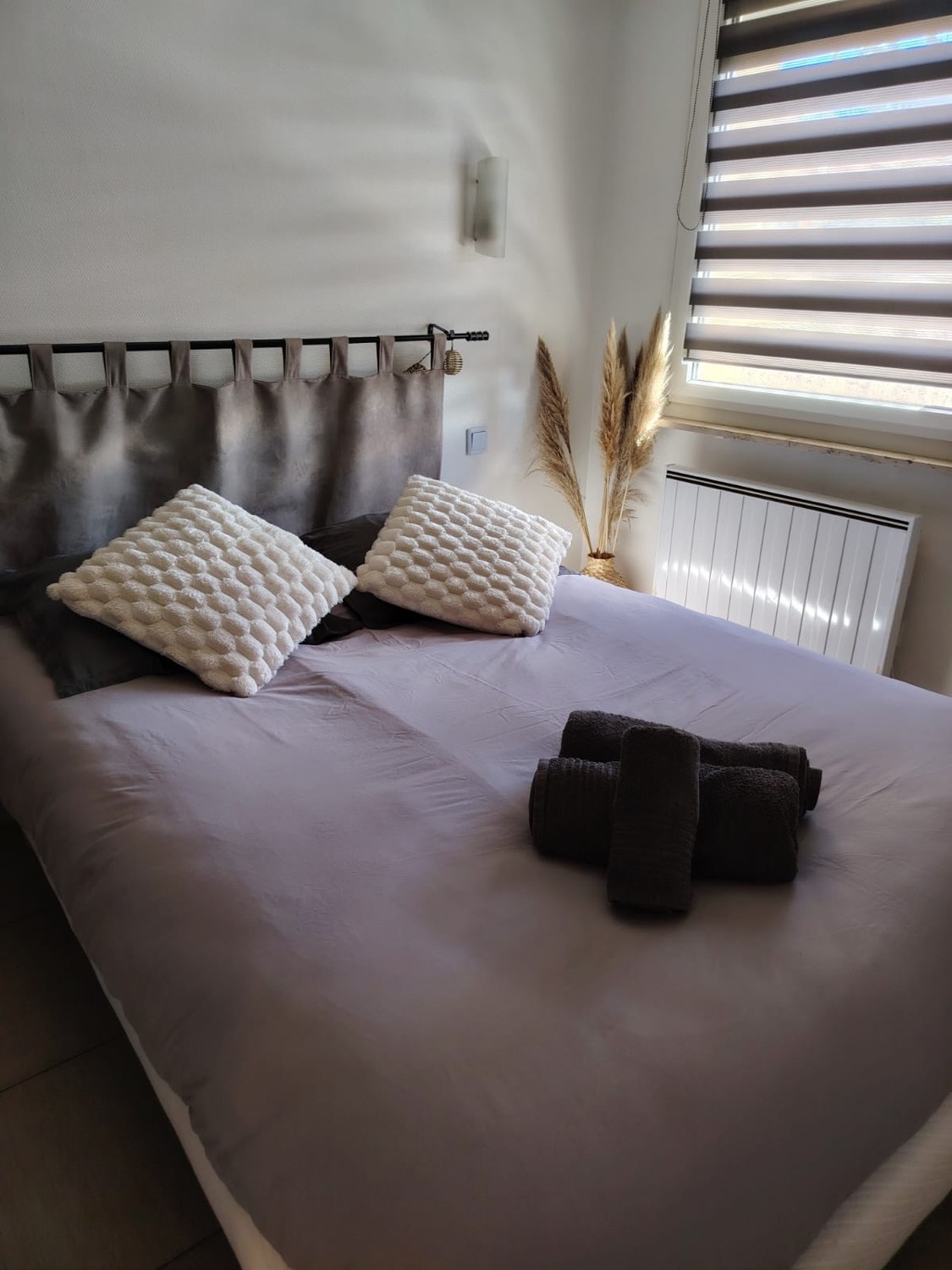 Chambre cosy avec tête de lit grise et linge hôtelier – JG67 Services Strasbourg
