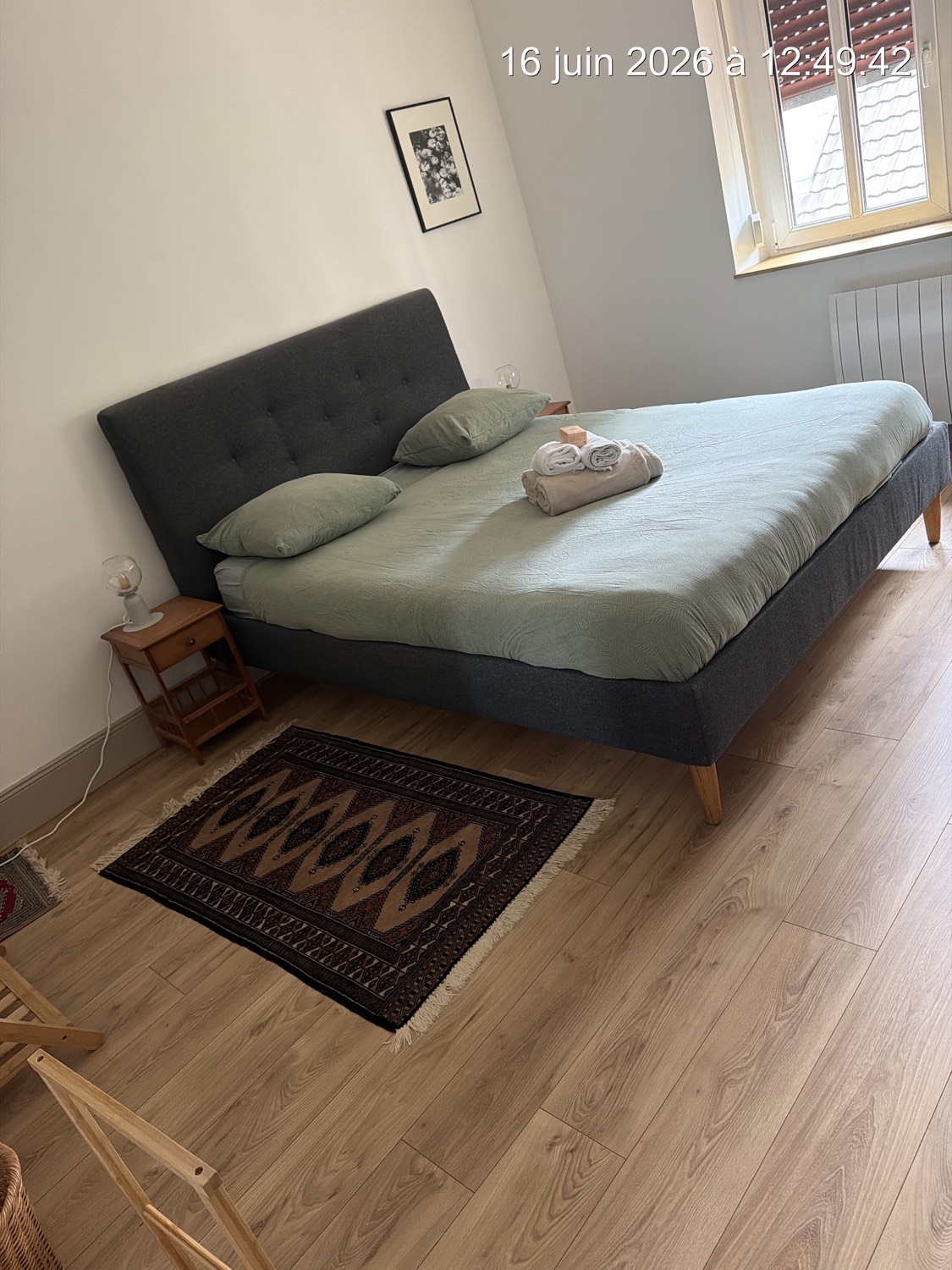 Chambre avec tête de lit grise et parure vert d'eau – Ménage Airbnb Strasbourg JG67