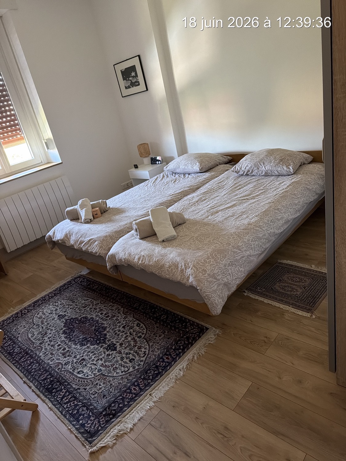 Chambre deux lits avec tapis orientaux préparée – Location courte durée Strasbourg