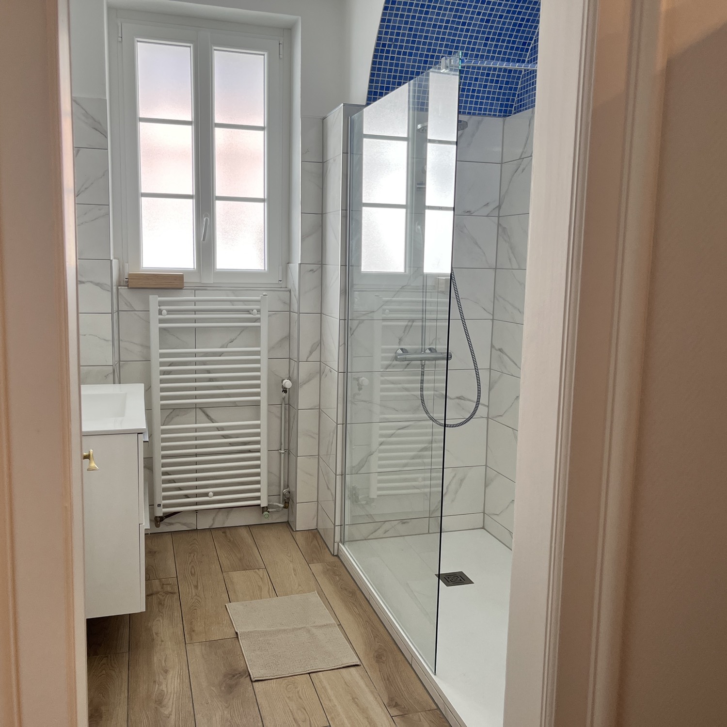 Salle de bain douche italienne carrelage marbre et mosaïque bleue – JG67 Services Strasbourg