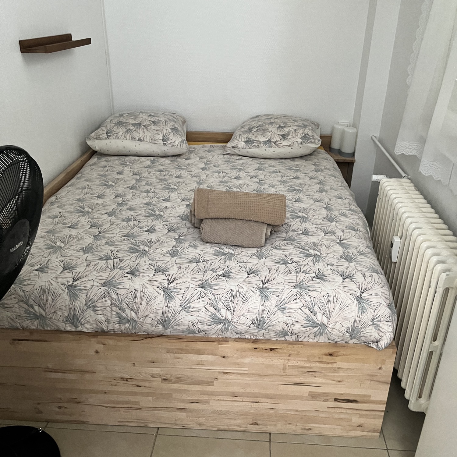 Chambre avec lit bois et linge hôtelier préparé – Location courte durée Strasbourg