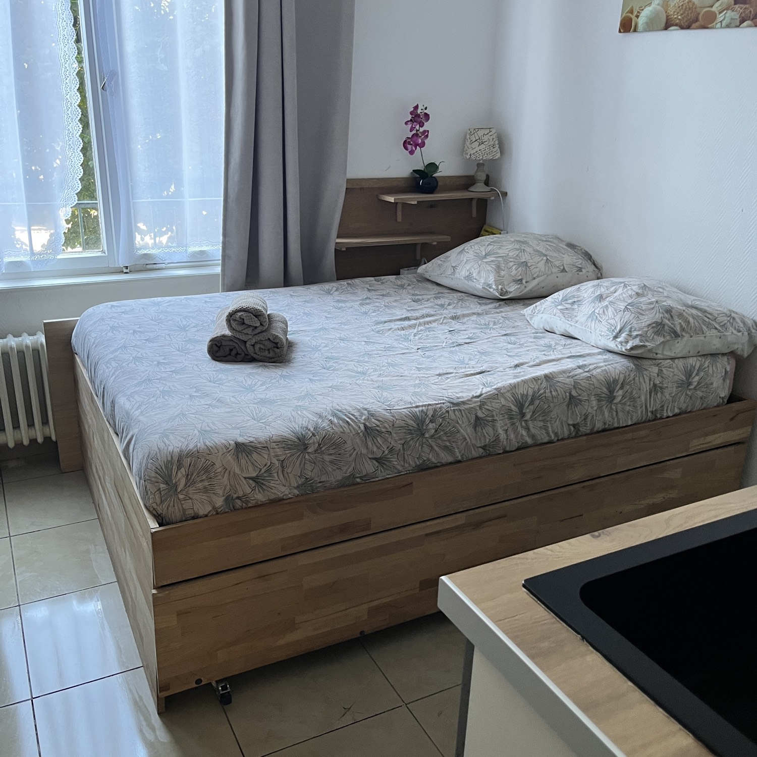 Chambre lumineuse avec serviettes roulées style hôtelier – JG67 Services Strasbourg