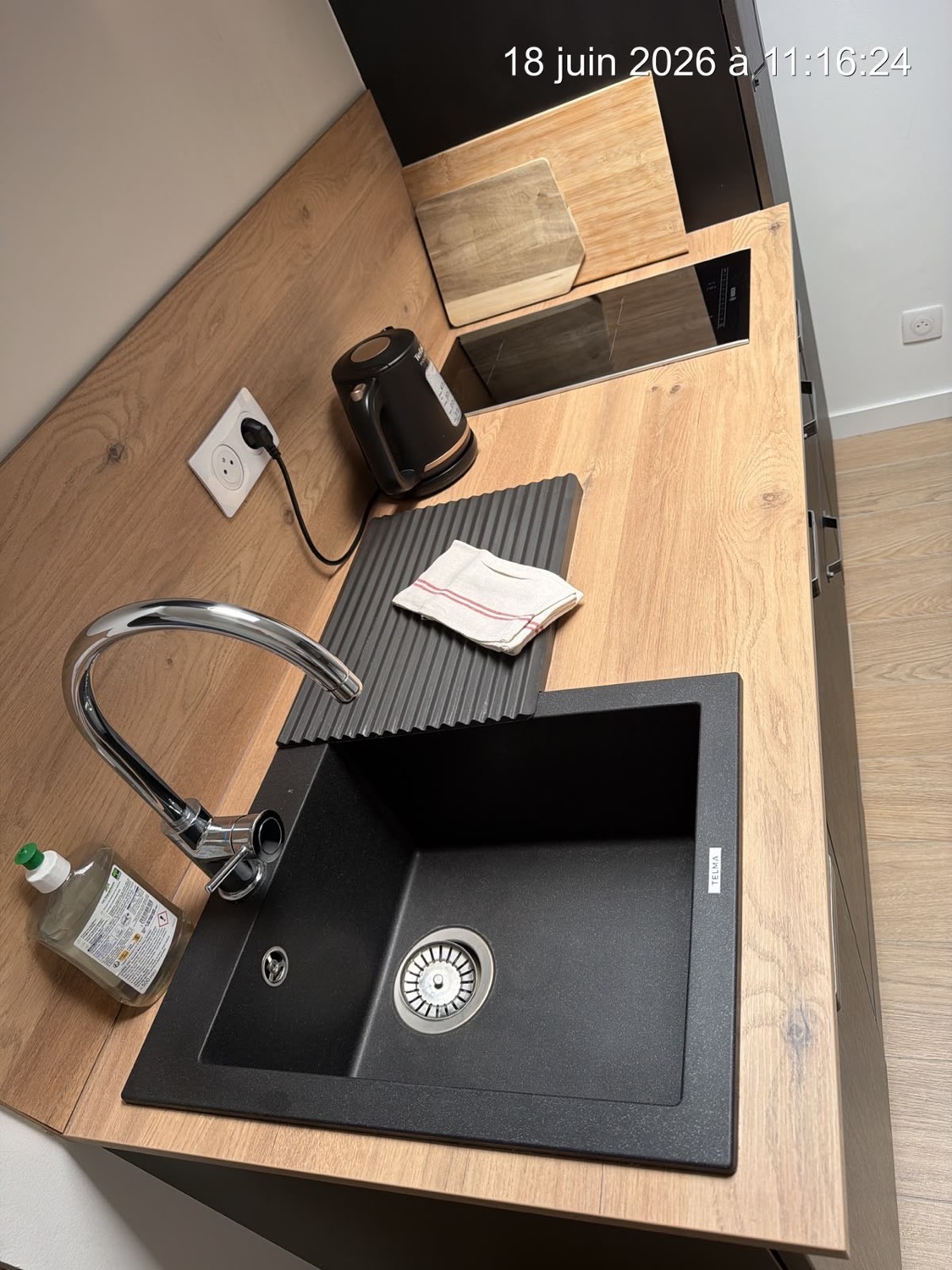 Cuisine équipée avec évier granit noir et plan de travail bois – JG67 Services Strasbourg