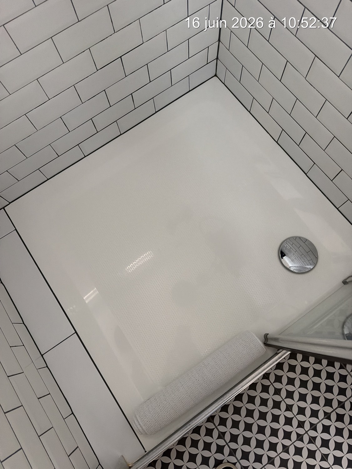 Douche carrelage métro blanc et sol carreaux de ciment après nettoyage – Strasbourg