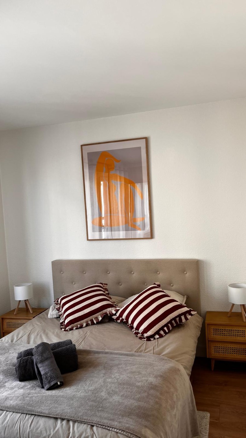 Chambre élégante avec tête de lit capitonnée et touches design – JG67 Services Strasbourg
