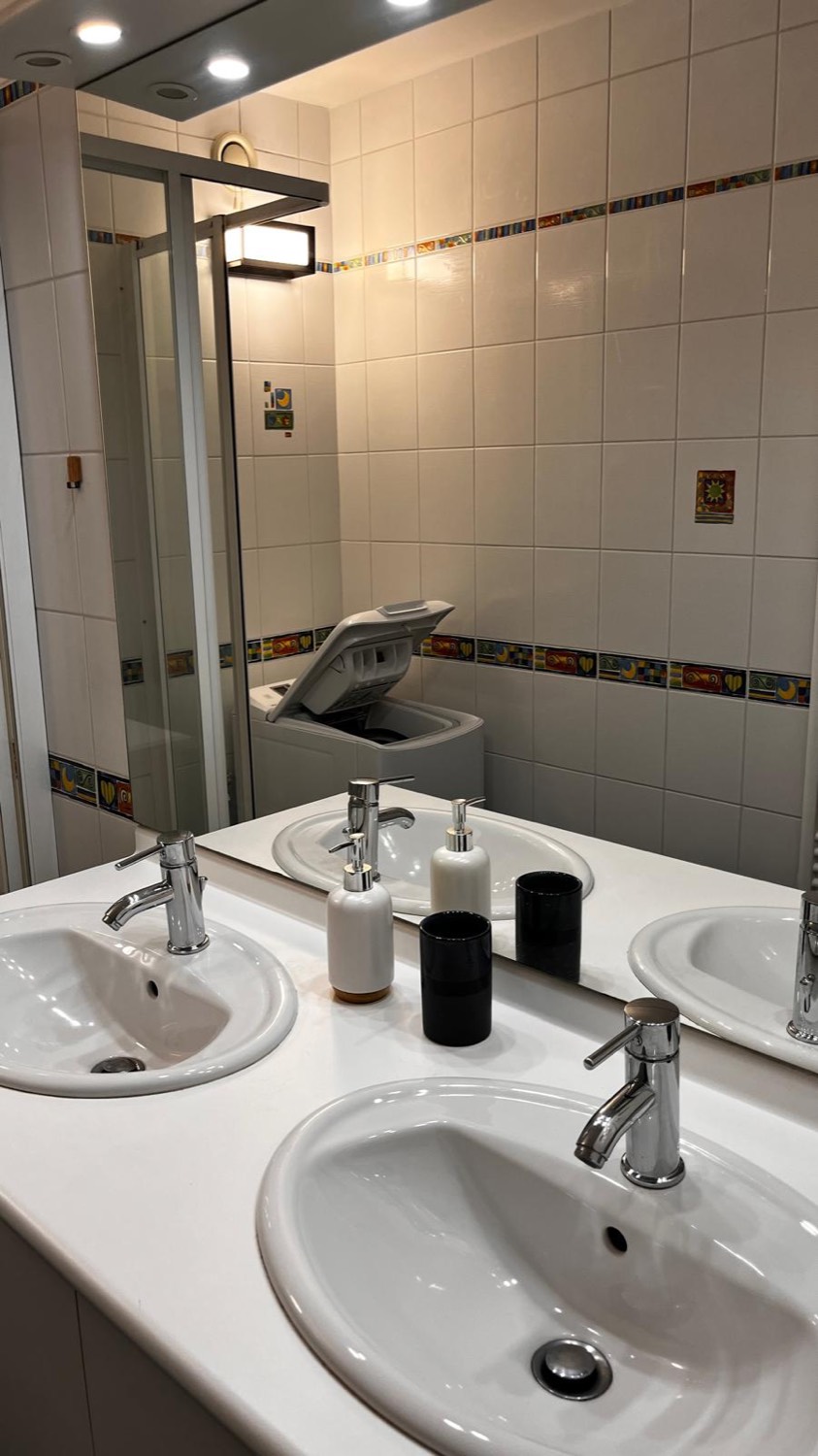 Salle de bain double vasque après remise à blanc – Location courte durée Strasbourg
