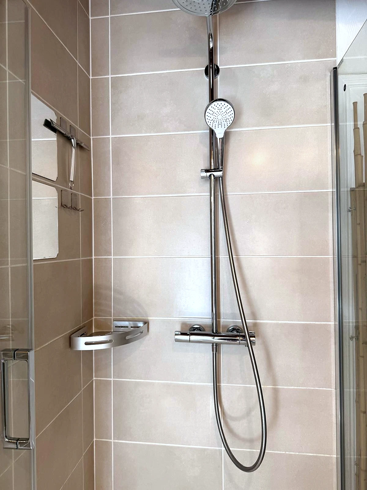 Douche avec colonne chromée – Nettoyage salle de bain location Strasbourg