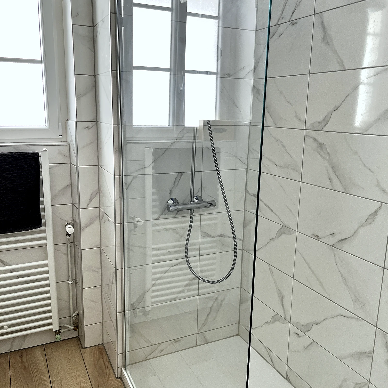 Douche italienne carrelage effet marbre – Salle de bain Airbnb Strasbourg