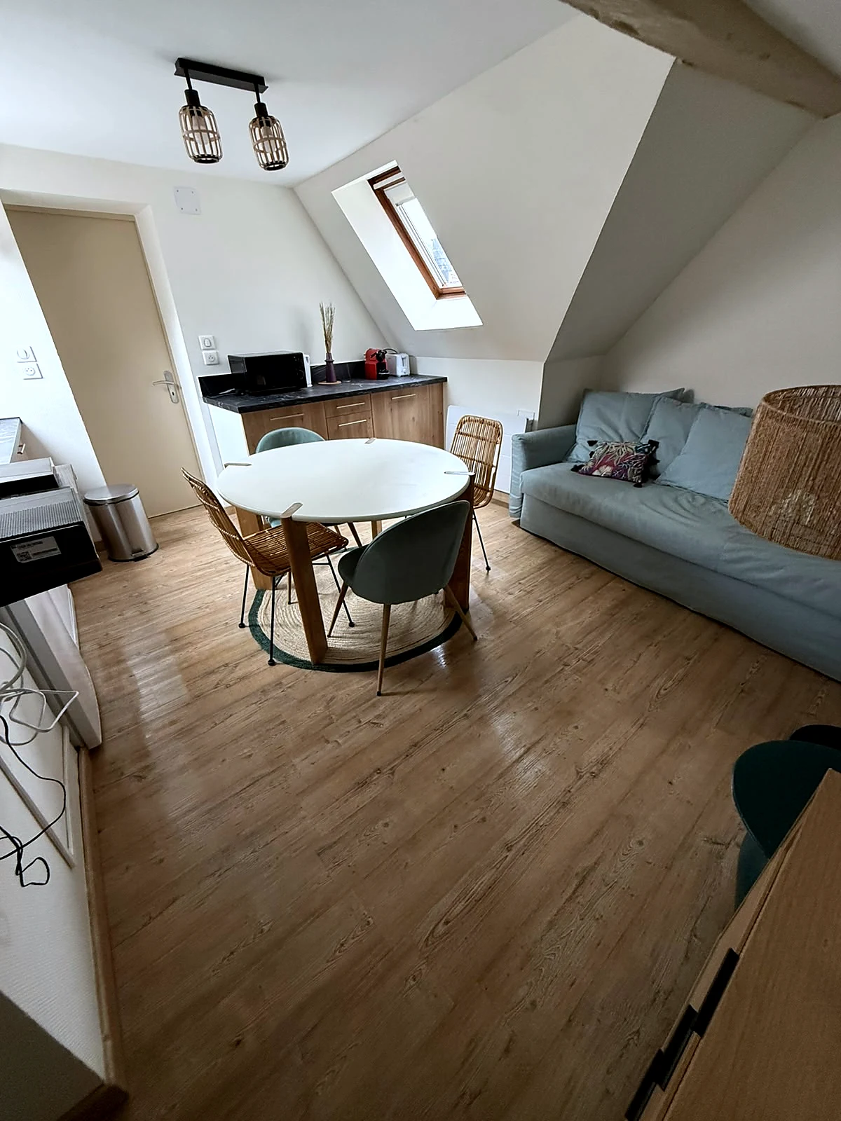 Séjour sous les combles après nettoyage – Prestataire ménage Airbnb Strasbourg JG67