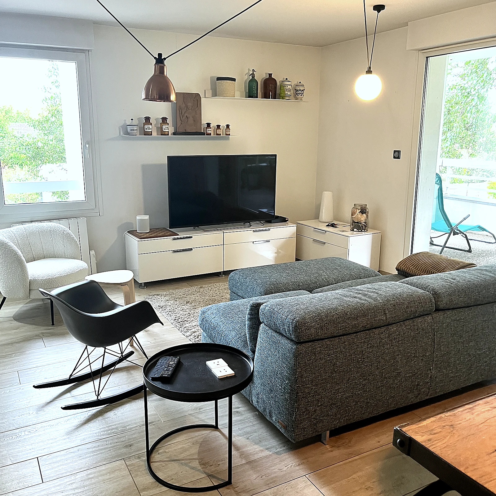 Salon moderne chaise RAR lampe cuivre – Logement Airbnb Strasbourg
