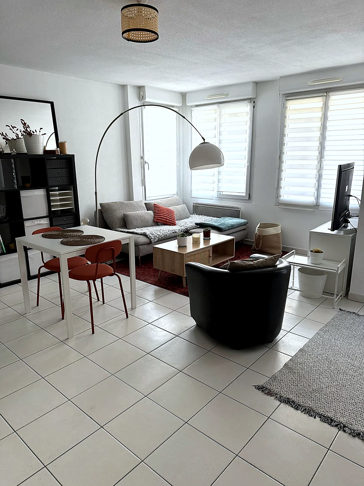 Salon chaises terracotta et lampe arc – Nettoyage location courte durée Strasbourg JG67