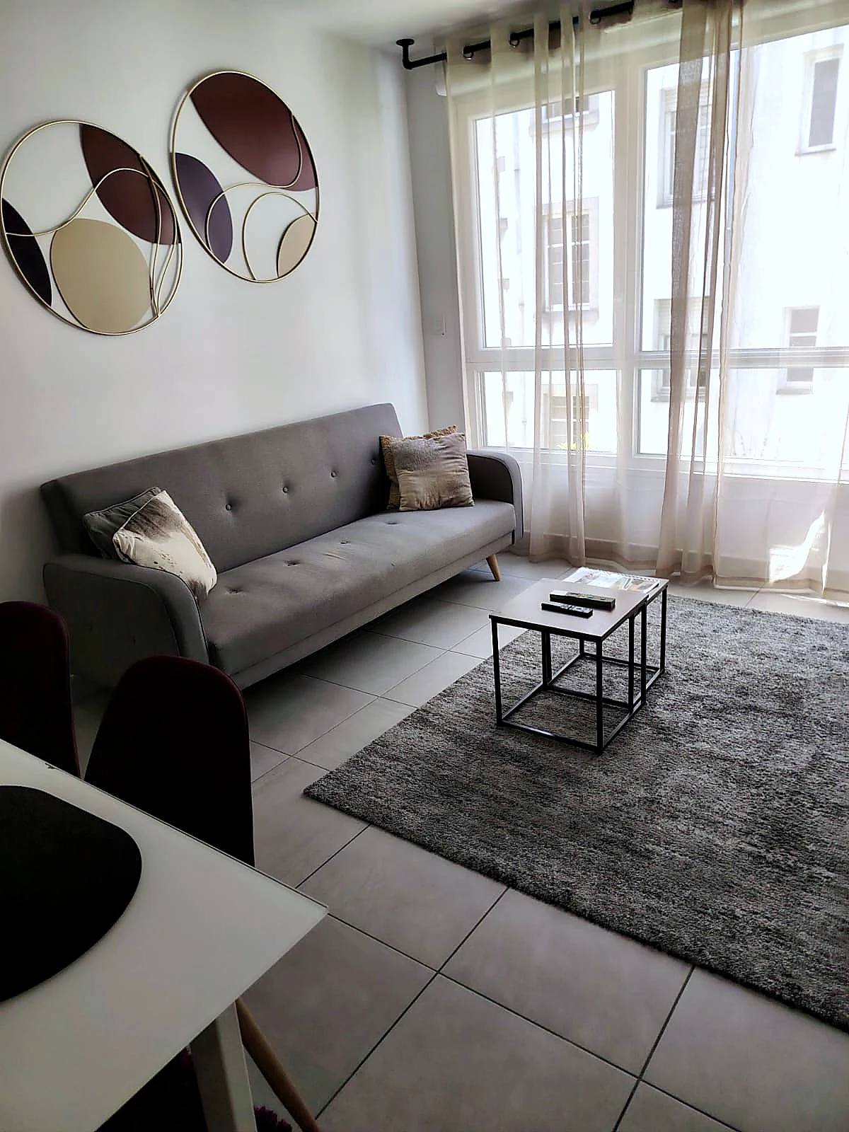 Salon scandinave canapé gris miroirs dorés – Ménage Airbnb Strasbourg